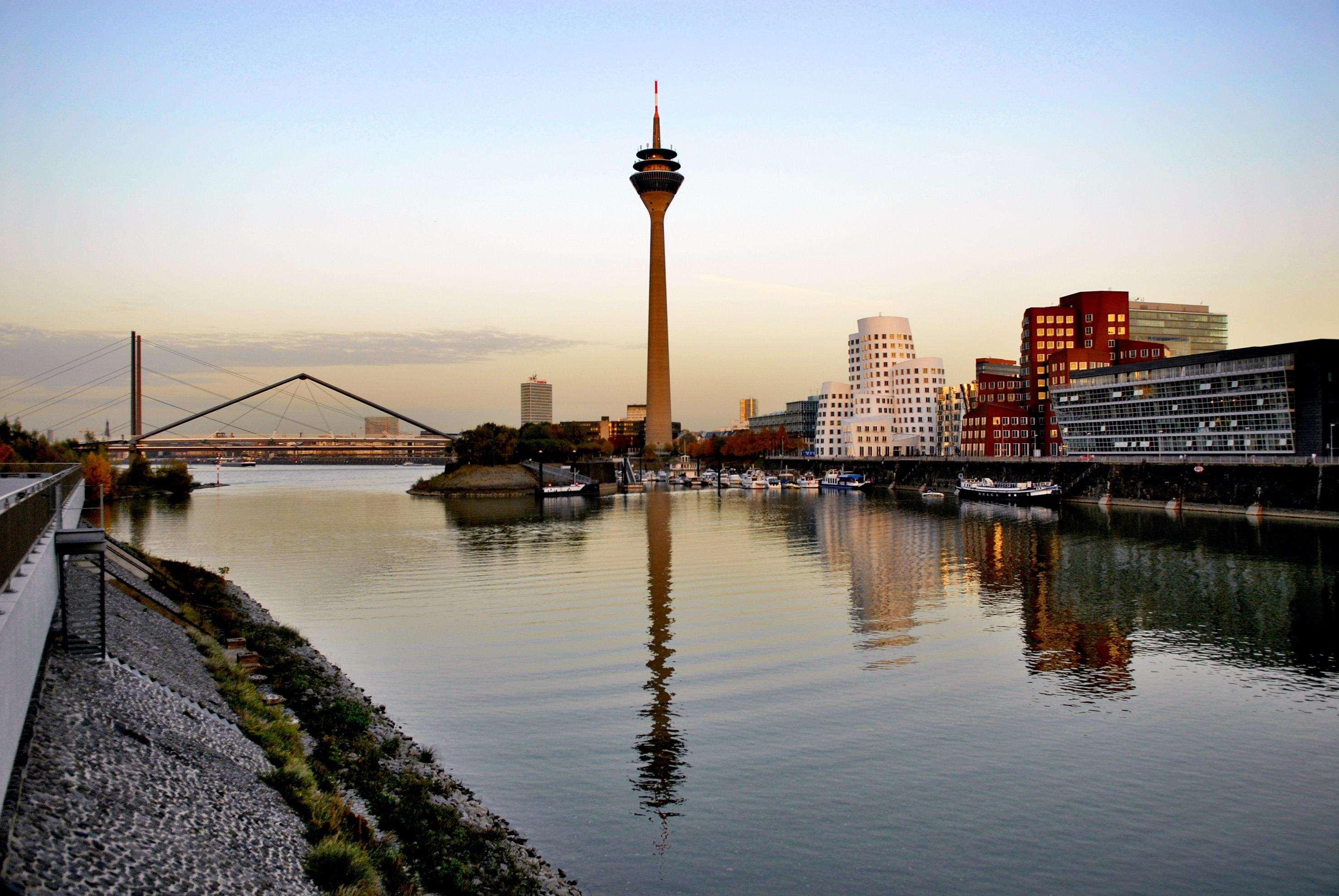 Innside By Melia Duesseldorf Hafen Bagian luar foto