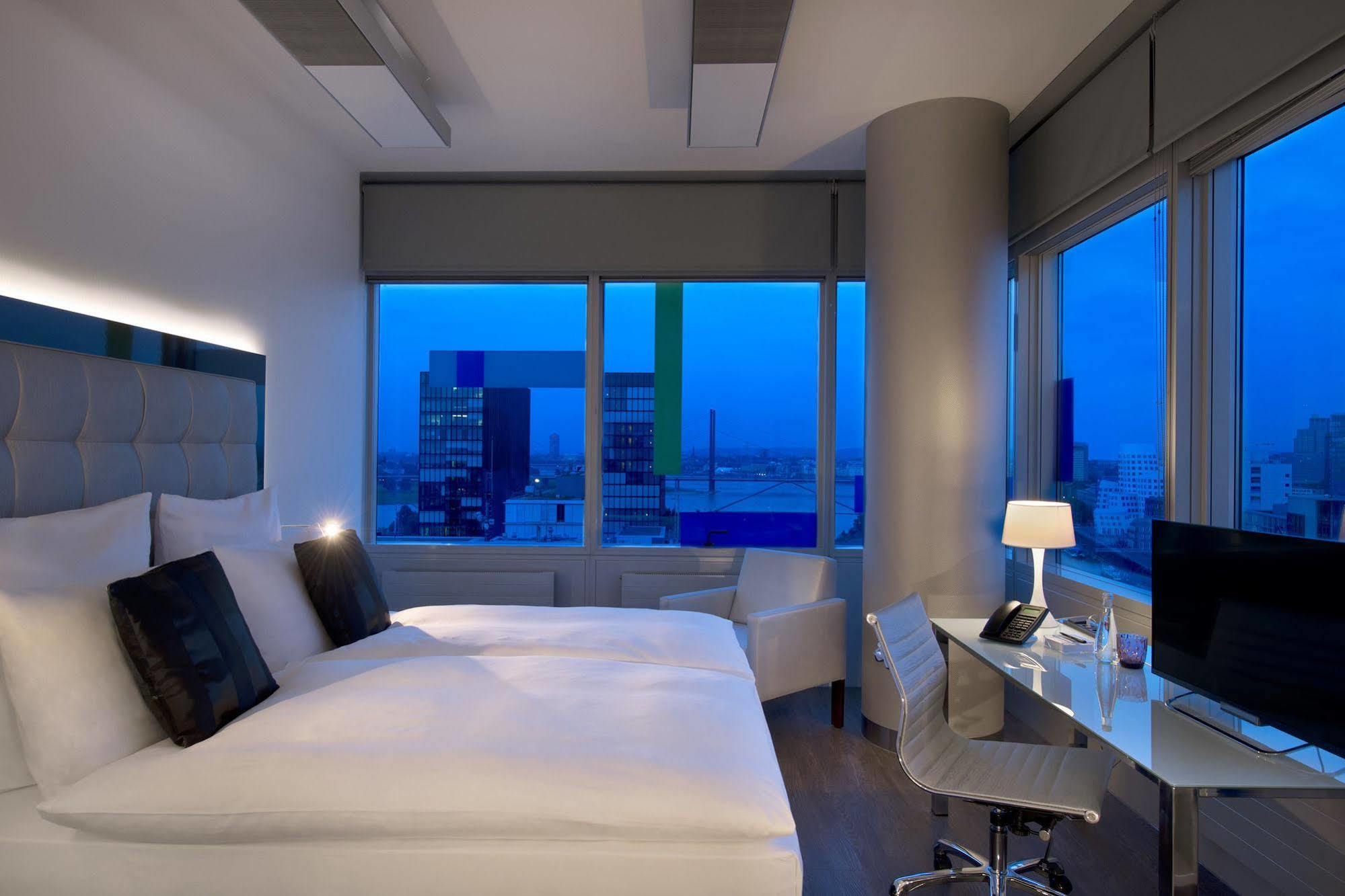 Innside By Melia Duesseldorf Hafen Bagian luar foto